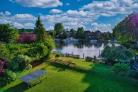 Charming Riverside Cottage - Ideal for Families & Groups, Pool, Gardens & River
