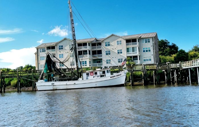 Wake up on the River!  Walk to Charming Downtown Darien.  w/Boat Slip
