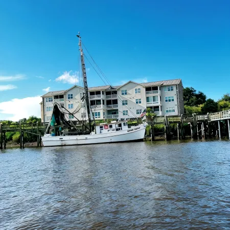 Wake up on the River!  Walk to Charming Downtown Darien.  w/Boat Slip