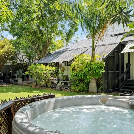 Tropical Garden Family Home & Penthouse - Sleeps 8 Walk to Beach, BBQ, Hot Tub
