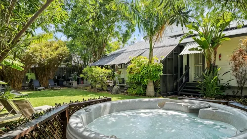 Tropical Garden Family Home & Penthouse - Sleeps 8 Walk to Beach, BBQ, Hot Tub - Gym