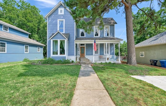 Historic home half a mile from Downtown Denison and minutes to Lake Texoma.