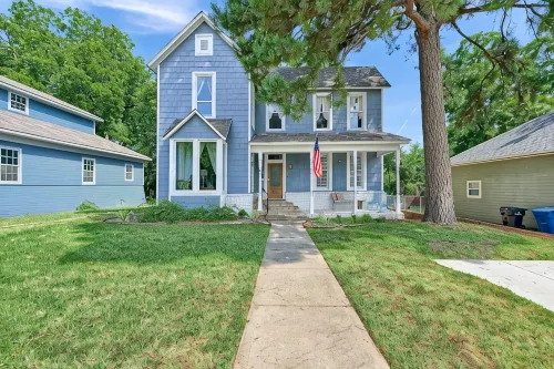 Historic home half a mile from Downtown Denison and minutes to Lake Texoma. - Wifi