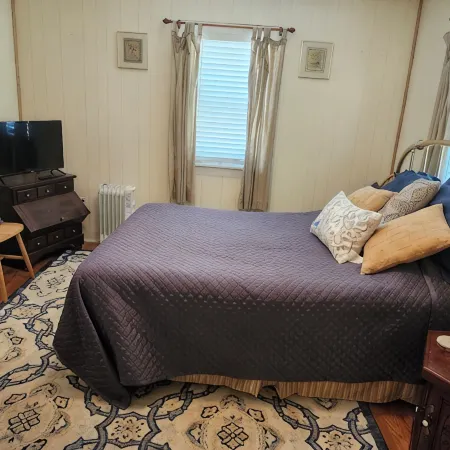 Charming 2-bedroom cottage near Bedford, screened  porch deck & private setting