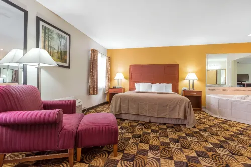 Quality Inn Sycamore - DeKalb - parking