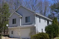 Walking distance to the beach! Summer dates available. Grill, Deck & Fire Pit! - balcony