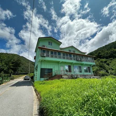 Muju Golf Pension & Screen Golf (Deogyusan, Near Ski Resort)