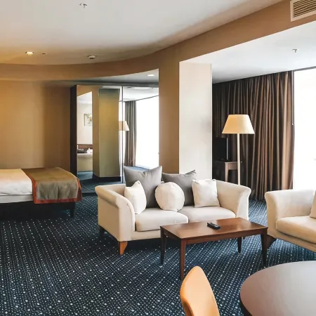 Parkside Hotel & Apartments