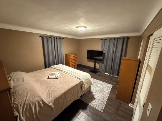 Luxury 2BR with spa bath, huge kitchen & living room—prime Toledo location!