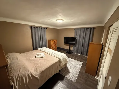 Luxury 2BR with spa bath, huge kitchen & living room—prime Toledo location! - homestay