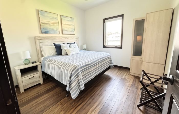 River Bluff Getaway– Upper  3BR/2BA Upper Level Unit with Gorgeous Deck Views