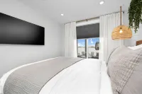 Roxie's Modern Lake Front House on the water! - 4-Star