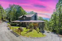 PRIVATE! 2 Miles To PF! Charming 4BR Farmhouse w/Hot Tub, PT, Fire Pit & VIEWS! - Farmhouses