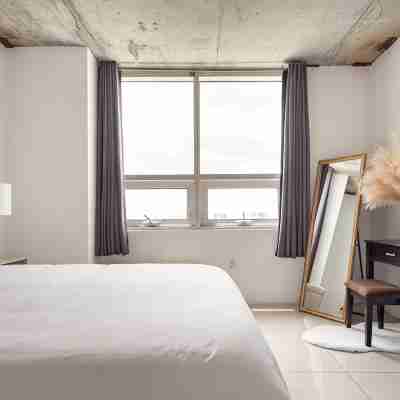Bright Sleek condo with wonderful skyline view Rooms