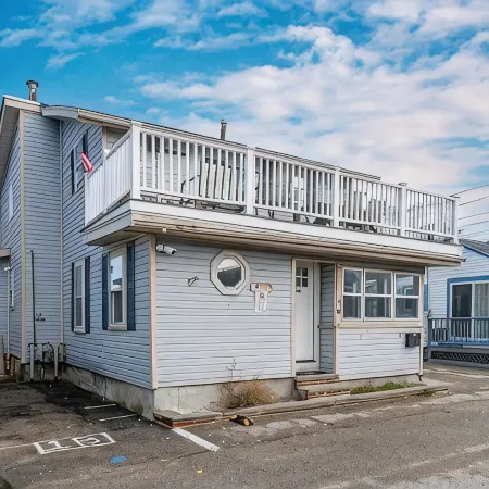 3-bedroom beachy apartment one block from Hampton Beach