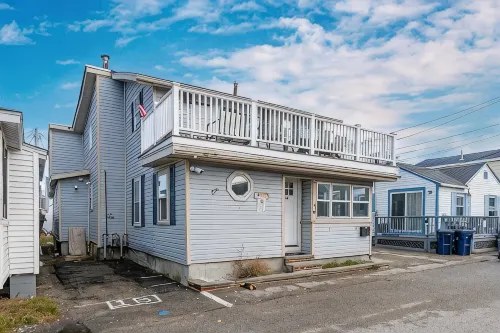 3-bedroom beachy apartment one block from Hampton Beach - Bungalows