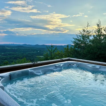 Beautiful mountain top cabin with the best 180º view in Tellico Plains!