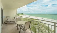 DIRECT BEACHFRONT CONDO Pool, Beautifully Renovated 2 Bedroom 4th Floor Balcony. - 2-نجوم