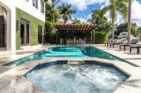 Villa Tropical,  Waterfront location off Las Olas in Seven Isles - 5-Star