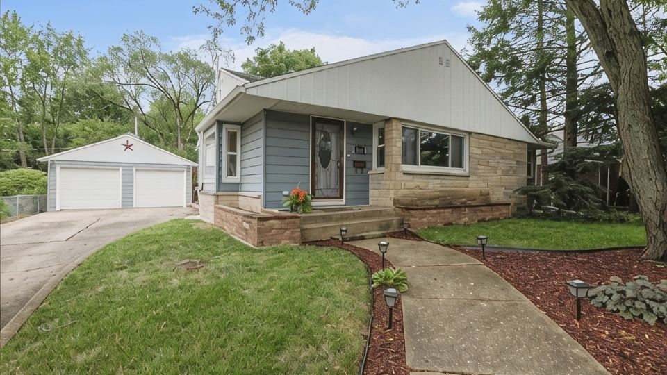 Beautiful 5 bedroom home only minutes from UIUC