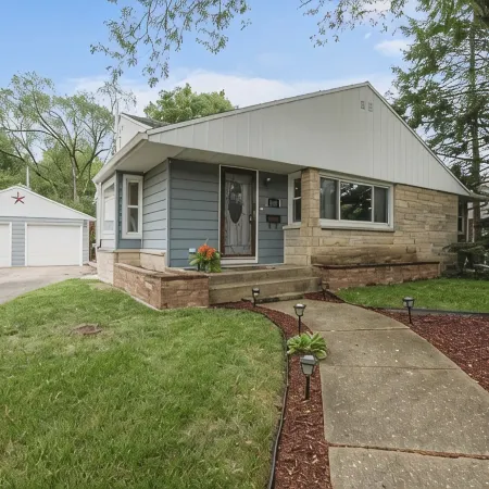 Beautiful 5 bedroom home only minutes from UIUC