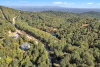 Wooded 3BR Luxury Cabin, Close to City & Nature - Hytter