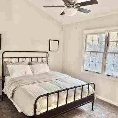 Modern & Charming 2-bedroom Home Minutes from Downtown! Rooms