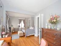 4-bedroom house in historic Berkeley Springs with AC, WiFi & Hot Tub Hotels in Berkeley Springs