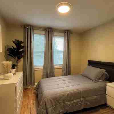 Modern 3 Bd Oasis, Convenient city living w/ parking Rooms