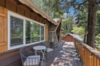 Central Heat & Air, WiFi, Wall Mural and Fully Fenced Minutes from Downtown