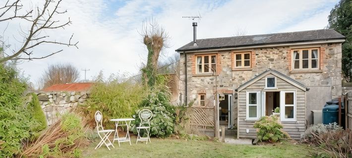 Escape to The Coach House, our picturesque and cosy cottage オークハンプトンのホテル
