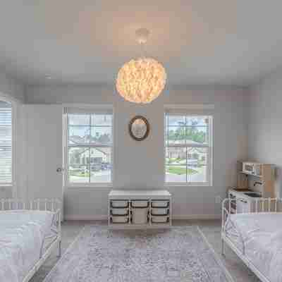 NEW 5 bdr + lake view + playground + BBQ, fits 10! Rooms