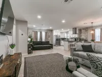 Luxury Downtown Retreat - Walk to Main St - New Stylish & Comfy! - บังกะโล
