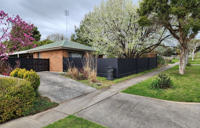 Pet friendly. Park, walking track and adventure playground close by.