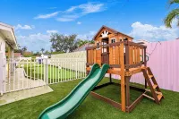 CowboyPool, MiniGolf, Arcade, Firepit, PingPong! Hallandale Beach Gem - 4-Star