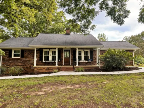 NO CLEANING FEE Century farmhouse on Lake Keowee near Clemson - 3-Star