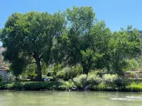 Relaxing Riverfront Taos Staycation, Pet Friendly! - 2 stjerner