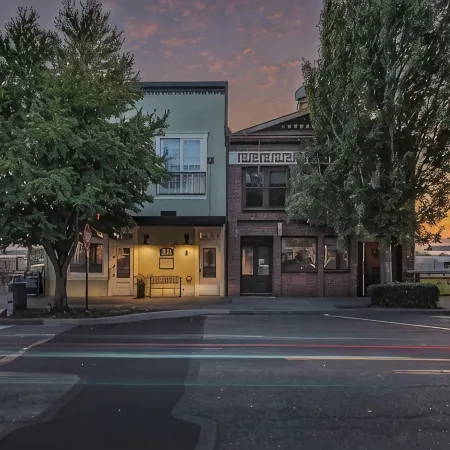 “Inn on the Harbor” Stunning sunsets, centrally located, cozy getaway!