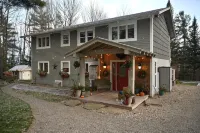 Perfect Fall Foliage Getaway- Family Friendly w/ Indoor Hot Tub, 5mi to Jay Peak - 4-Star