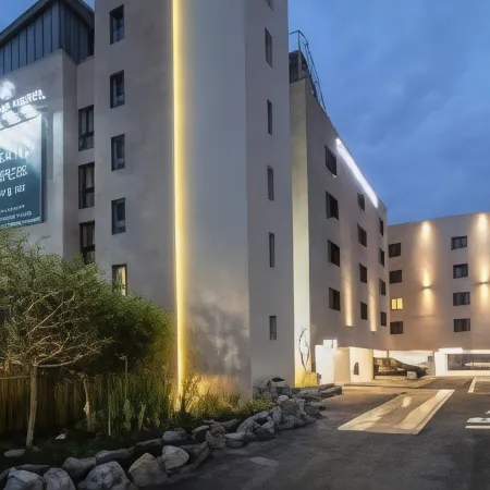 Centro Hotel Отели рядом с достопримечательностью «Храм Тодогам»