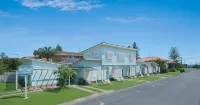 La Costa Beachside Motel - parking