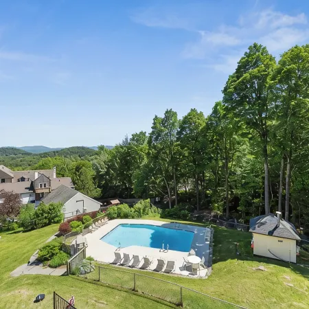 NEW Construction! Ski-In/Ski-Out Condo, fire place, Bunk room