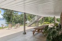 Spacious Lakefront Retreat 6Br, 7BA Private Dock Perfect for Family Reunions - Homestays