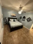 Upgraded condo close to Beach - 2-Star