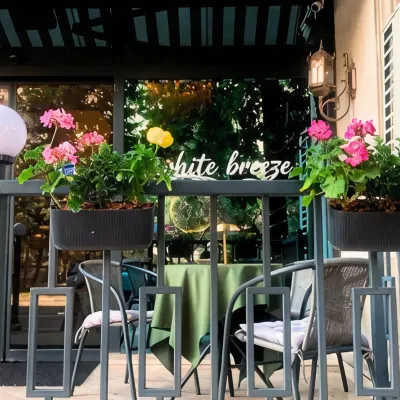 White Breeze Hotel Отели рядом с достопримечательностью «Площадь Свободы»