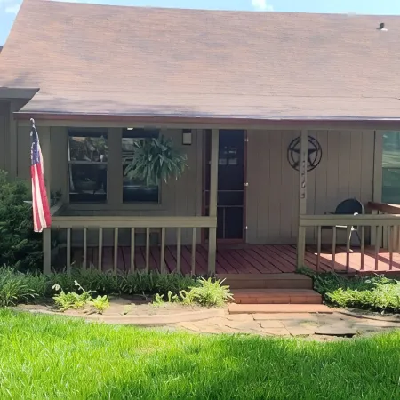 Mayberry Lakeshore Cottage at Lake Palestine