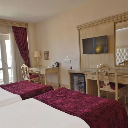 Ege Palas Business Hotel Отели рядом с достопримечательностью «Алсанджак»