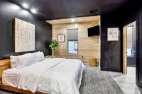 Luxury 3 Bedroom Villa with Private Rooftop โรงแรมใน
