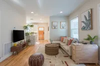 Airy Downtown 1BR w/ Parking - 4성급