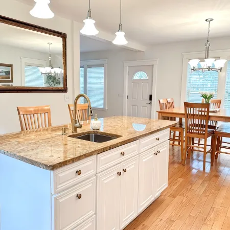 7Mins to Yale I ENTIRE HOUSE I Large fenced yard I King bed I 3BR I Group Gather